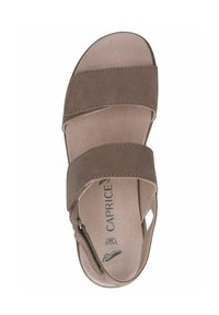 Brązowe sandały z dwiema szerokimi paskami i zamkiem z tyłu. Wykonane z miękkiego materiału, mają wyściełaną wkładkę oraz otwarty fason na palce.