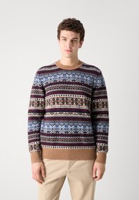 Pullover mit Rundhalsausschnitt, der ein mehrfarbiges Fair Isle-Muster in Marineblau, Rot, Creme und Blau zeigt, mit beigefarbenen gerippten Bündchen und Saum.