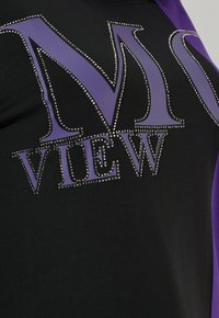 Svart tygöverdel med stor lila text "M VIEW" prydd med silvernitar. Inkluderar en lila accent på ena sidan.