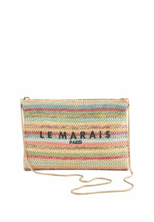 Viacfarebná tkaná kabelka s vodorovnými pásmi, zlatým retiazkovým remienkom a nápisom „LE MARAIS PARIS“ na prednej strane.