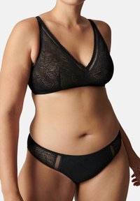 Zwart kant bralette en bijpassende slipjes met bloemenpatroon, V-hals ontwerp en geschulpte accenten voor een textuur uitstraling.