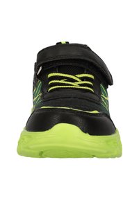 Sort sportssko med en grøn sål, der har en mesh overdel, neongrønne detaljer og en Velcro-rem. Tekstureret for greb og støtte.