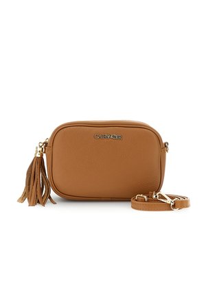 Lille rektangulær brun læder skuldertaske med aftagelig rem og kvastlynlås, guldfarvet beslag og logodetalje foran.