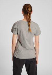 Grå t-shirt med korte ærmer, rund halsudskæring, blød tekstur og tætsiddende facon. Har et enkelt design uden mønstre eller grafik.