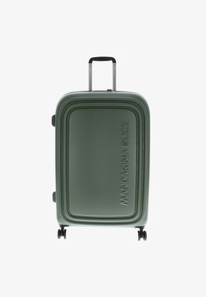 Maleta dura verde con un acabado texturizado, que cuenta con un mango retráctil, cuatro ruedas y el logo en relieve de "Mandarina Duck".