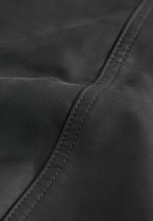 Schwarzes Leder mit einer glatten Textur und sichtbaren Nähten. Verfügt über ein flaches, gefaltetes Design mit subtiler Glanzwirkung.