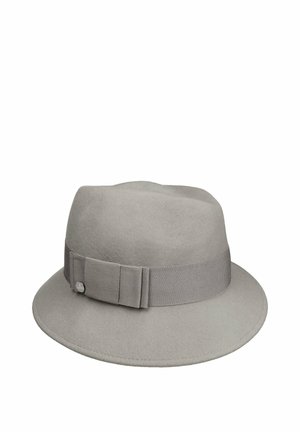 Hellgrauer Filz-Fedora-Hut mit passendem Grosgrainband und einer kleinen seitlichen Schleifendekoration.