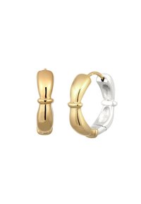 Zwei Creolen, eine goldene und eine silberne. Jede hat ein abgerundetes, strukturiertes Design mit einem zentralen Bandakzent. Glatte metallische Oberfläche.