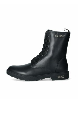 Stivale alla caviglia in pelle nera con punta tonda, allacciatura sul davanti e anello posteriore per facilitare la calzata. Presenta una suola in gomma testurizzata e un dettaglio logo metallico sul lato.