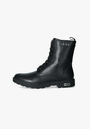Stivale alla caviglia in pelle nera con punta tonda, allacciatura sul davanti e anello posteriore per facilitare la calzata. Presenta una suola in gomma testurizzata e un dettaglio logo metallico sul lato.