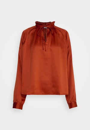 Rustfarvet satinbluse med lange ærmer, flæset høj hals og frontbundet lukning.