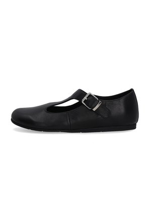 Zwart leren platte schoen met een T-bandje en zilveren gesp, afgeronde neus en lage zool, weergegeven vanaf de buitenkant op een witte achtergrond.