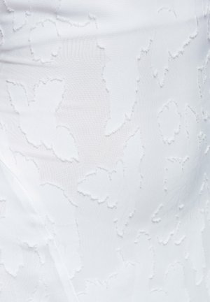 Weißer Stoff mit erhabenen Schmetterlingsmustern, die ein strukturiertes Blumendesign erzeugen.