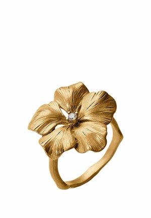 Anillo de oro con forma de flor de cinco pétalos con pétalos texturizados y una pequeña piedra preciosa transparente en el centro.
