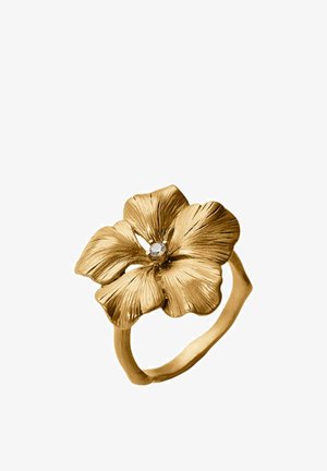 Anillo de oro con forma de flor de cinco pétalos con pétalos texturizados y una pequeña piedra preciosa transparente en el centro.