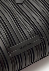 KARL LAGERFELD KUSHION TOTE - Kabelka - black