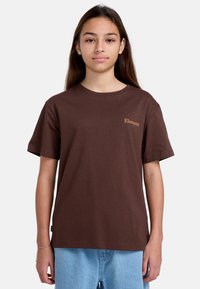 Brun bomull t-shirt med korta ärmar, rund halsringning och "Element"-logotyp i ljusbrunt på vänstra bröstet. Avslappnad passform.