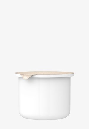 Rund behållare med en blank vit keramik kropp och ett ljust trälock som något flödar över, med en texturerad yta.