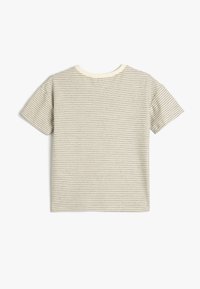 Camiseta de manga corta a rayas en crema y gris con cuello redondo y tela texturizada. La vista trasera muestra rayas horizontales y detalles mínimos.