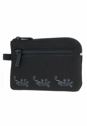 Pochette noire compacte avec fermeture éclair, ornée de trois petits motifs de geckos gris sur le bas devant et une poche zippée supplémentaire à l'avant.
