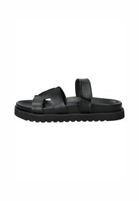Zwarte leren sandalen met twee verstelbare banden, een platte zool en een gestructureerde rubberen loopzool met een zigzagpatroon.