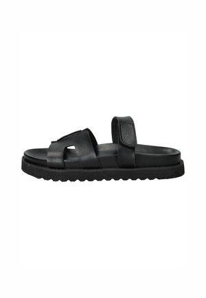 Zwarte leren sandalen met twee verstelbare banden, een platte zool en een gestructureerde rubberen loopzool met een zigzagpatroon.