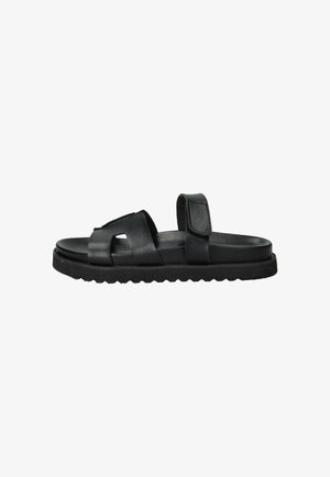Zwarte leren sandalen met twee verstelbare banden, een platte zool en een gestructureerde rubberen loopzool met een zigzagpatroon.