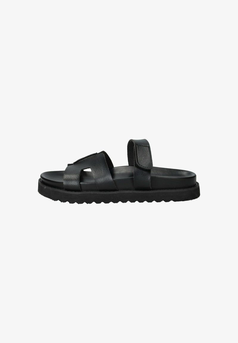 Zwarte leren sandalen met twee verstelbare banden, een platte zool en een gestructureerde rubberen loopzool met een zigzagpatroon.
