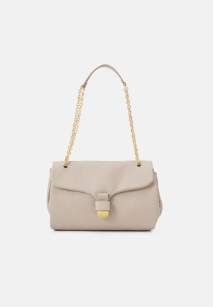 Beige læderhåndtaske med klaplukning, guldfarvet kæderem og rektangulært guldlås, vist mod en ensartet lys baggrund.