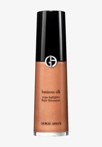 Luminous Silk Acqua Highlighter dalam botol kaca bening, dilengkapi dengan penutup hitam dan logo perak, dengan tekstur cairan perunggu yang halus dan berkilau.