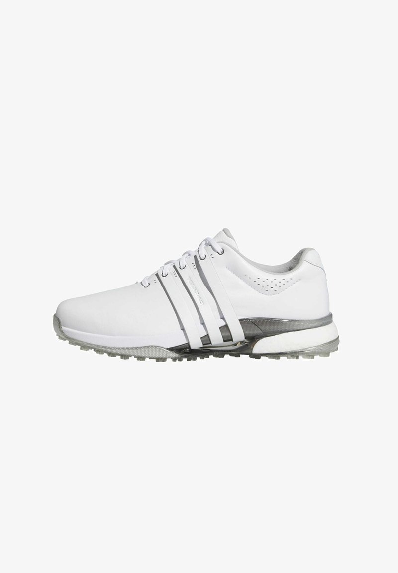 Zapatos de golf blancos con una parte superior de cuero liso, tres franjas negras y una suela texturada gris. Presenta acentos en gris claro y detalles perforados.