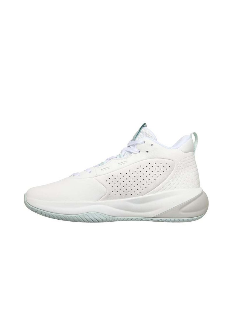 Zapatillas deportivas blancas con una parte superior lisa de material sintético, laterales perforados para transpirabilidad, cuello acolchado y suela de goma con agarre texturizado.