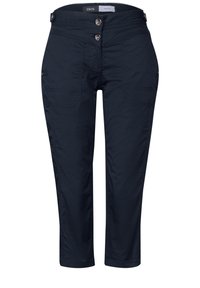 Granatowe spodenki typu cropped, wykonane z gładkiego materiału, z dwiema przednimi kieszeniami, zapięciem na dwa guziki oraz subtelnymi detalami w postaci przeszyć.