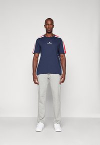 Champion RETRO SPORT CREWNECK SMALL LOGO - Camiseta estampada - dark blue