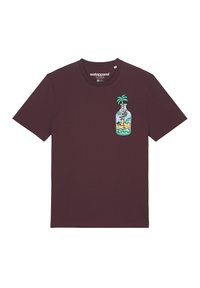 Bordeauxrotes Baumwoll-T-Shirt mit einem Grafikdesign eines Flaschenmotivs, das Palmen und eine Inselansicht auf der linken Brust zeigt. Kurze Ärmel, Rundhalsausschnitt.