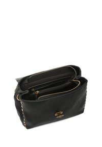 Sac à main en cuir noir avec quincaillerie dorée, fermeture éclair, poches intérieures et accents cloutés sur les côtés. Texture douce et forme rectangulaire.