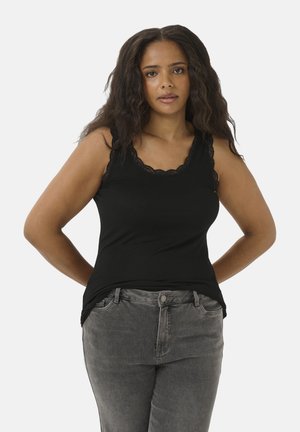 Schwarzes, geripptes Tanktop mit Spitzenbesatz am Halsausschnitt, kombiniert mit grauen Jeans. Der Stoff wirkt weich und hat eine figurbetonte Silhouette.