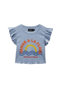 T-shirt en coton bleu clair avec de courtes manches volantes, présentant un motif imprimé d'un soleil, de vagues et de texte en orange et bleu.