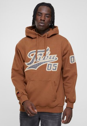 Hoodie marron avec une poche avant, arborant un grand design graphique et le numéro "05". Fabriqué en matériau doux avec des poignets côtelés.