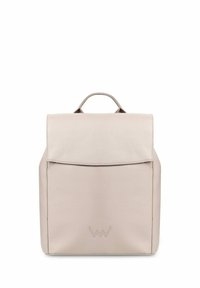 Světle béžový kožený batoh s klopovým uzávěrem, obdélníkového tvaru, s horní rukojetí a vyraženým logem na spodní přední části. Hladký povrch.