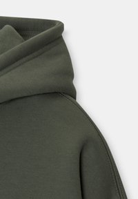 Sweat à capuche vert olive avec capuche repliée et coutures visibles sur l'épaule et le col, sur fond blanc.