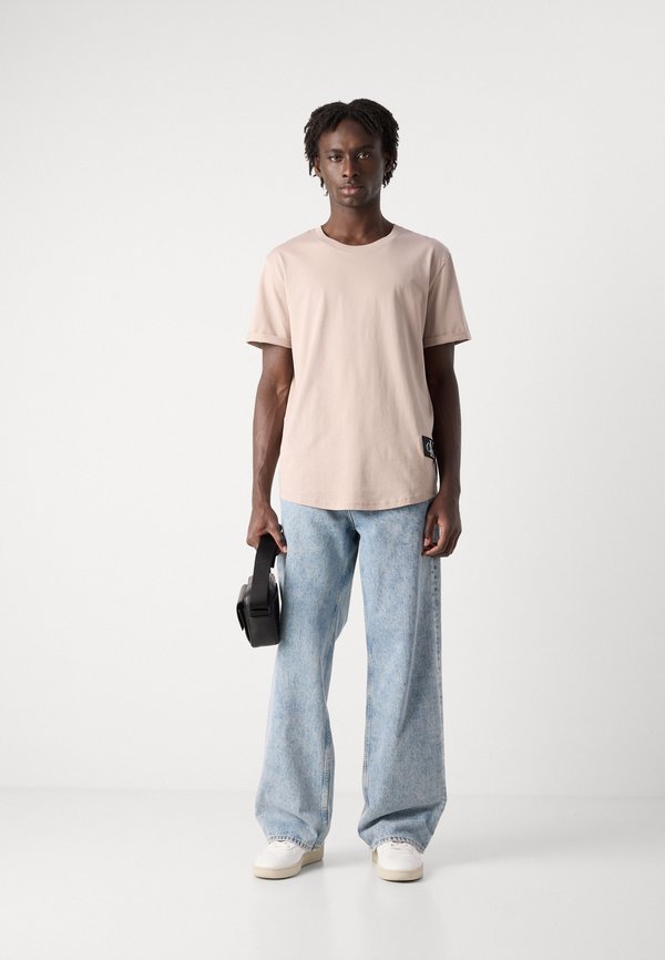 BADGE TURN UP SLEEVE - Basic T-shirt - goat2