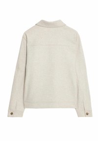 Jasnobeżowy sweter z kołnierzykiem, teksturowaną tkaniną i guziczkami na mankietach. Posiada gładkie, jednolite plecy.