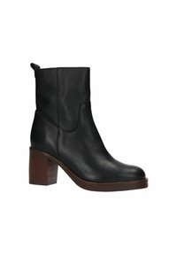 Stivali ankle in pelle nera con design leggermente affusolato, punta rotonda e tacco a blocco. Presentano una suola cucita e una linguetta per indossarli.