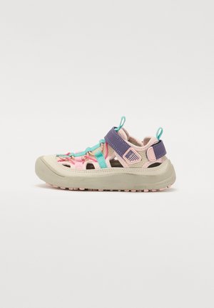 Sandal com várias cores, sola bege, tiras cor-de-rosa e turquesa, suporte para o tornozelo roxo, parte superior em malha respirável e sola em borracha texturizada.