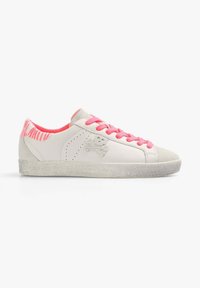 Sneaker en cuir blanc avec lacets roses et accent à l'arrière. Comprend un logo de skull, une semelle en caoutchouc texturée et un tissu rayé au col.