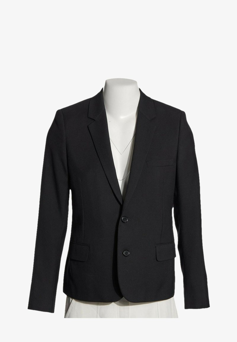 Blazer noir ajusté avec deux boutons, revers crantés et poches à rabat présenté sur un buste de mannequin blanc.