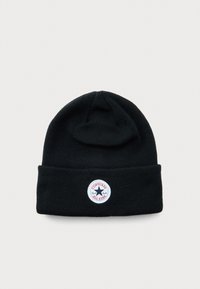 Zwarte gebreide beanie met een omgeslagen rand, met een ronde witte Converse All Star patch met een zwarte ster en rode tekst.