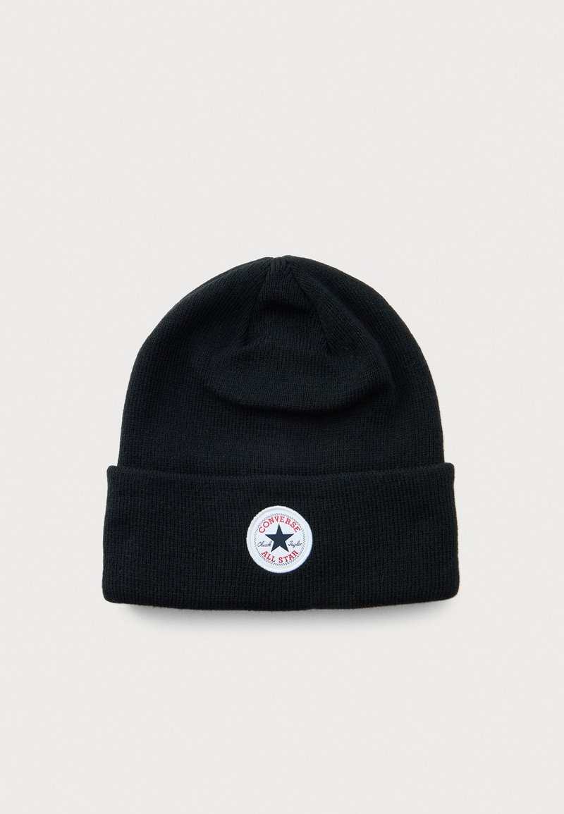 Zwarte gebreide beanie met een omgeslagen rand, met een ronde witte Converse All Star patch met een zwarte ster en rode tekst.