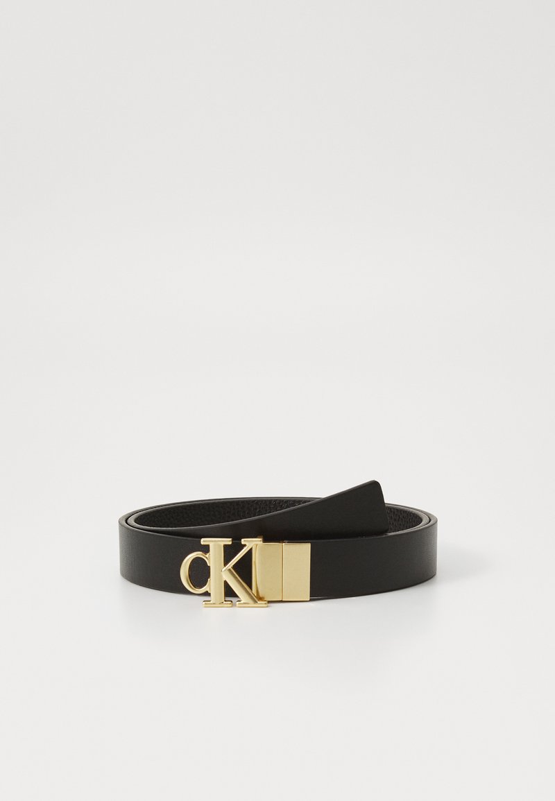 Cintura in pelle nera con fibbia rettangolare tono oro e iniziali "CK". Texture liscia con un design elegante e minimalista.